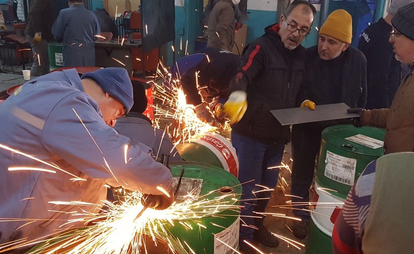 Balıkesir'in meslek lisesi öğretmenleri ve teknisyenleri depremzedeler için soba üretmeye başladı - Resim: 7