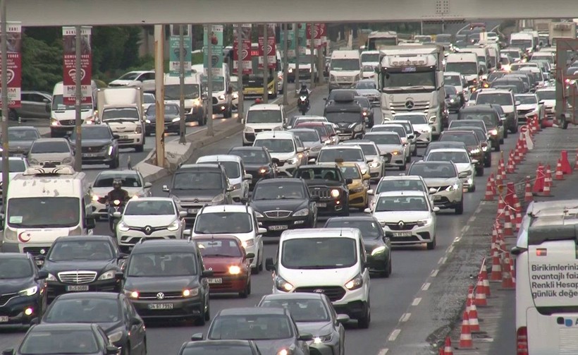 İstanbul'da eğitim-öğretim döneminin kısmen başlamasıyla trafik felç oldu - Resim: 3