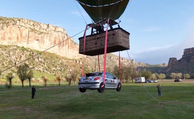 Aksaray'da balonla otomobil uçurdular - Resim : 2
