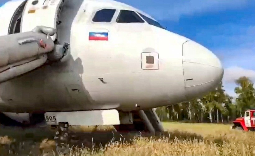 Son Dakika: Rusya'da Soçi'den Omsk'e gitmek için havalanan yolcu uçağı tarlaya acil iniş yaptı - Resim: 6