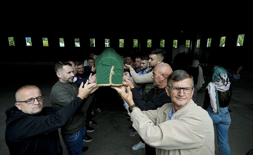Srebrenitsa Soykırımı’nın 30’uncu yılında toprağa verilecek 7 cenaze, gözyaşlarıyla karşılandı - Resim: 14