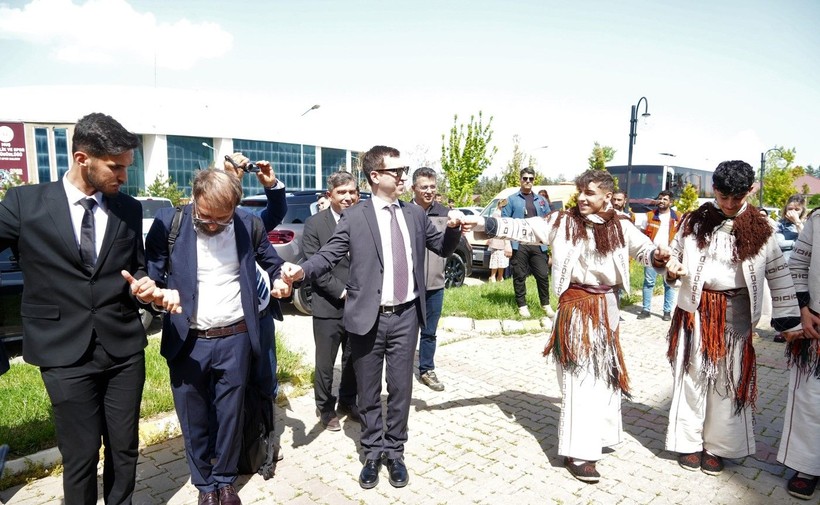 İtalya heyeti Muş’ta halay çekip ağaç dikti - Resim: 7