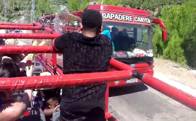Şoför turistlerin su savaşına katılmak için yerinden kalkınca, hareket eden otobüs otomobile çarptı - Resim: 3