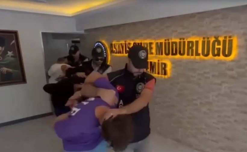 İzmir'de çakarlı otomobillerle gasp yapan 7 sahte polis Manisa'da yakalandı - Resim : 1
