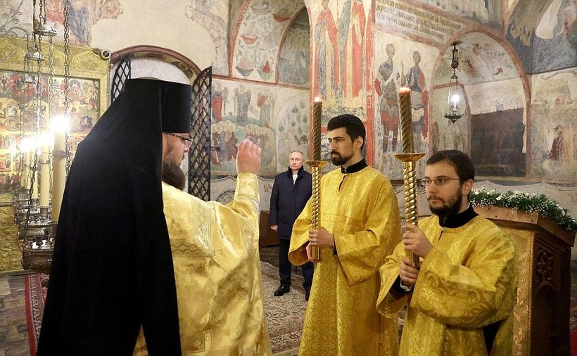 Rusya Devlet Başkanı Vladimir Putin, Kremlin’deki katedralde tek başına Noel ayinine katıldı - Resim: 7