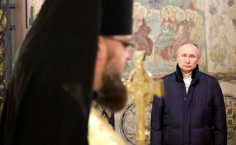 Rusya Devlet Başkanı Vladimir Putin, Kremlin’deki katedralde tek başına Noel ayinine katıldı - Resim: 2