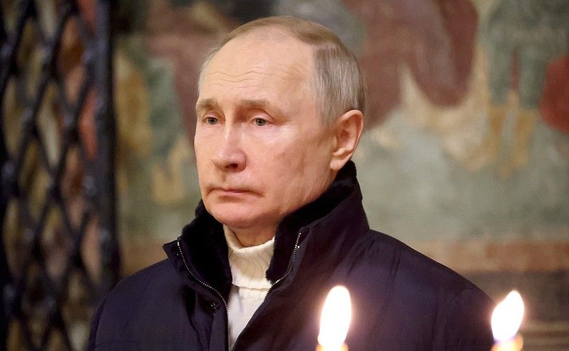 Rusya Devlet Başkanı Vladimir Putin, Kremlin’deki katedralde tek başına Noel ayinine katıldı - Resim: 1