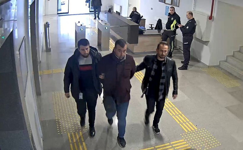 Film sahnelerini aratmayan olay! Suç makinesi Mahir Acımış, annesini görmek isteyince havalimanında yakayı ele verdi - Resim: 1