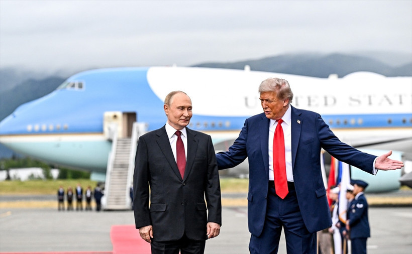 Alaska'da Trump-Putin Zirvesi: Tokalaşarak karşıladılar - Resim : 1
