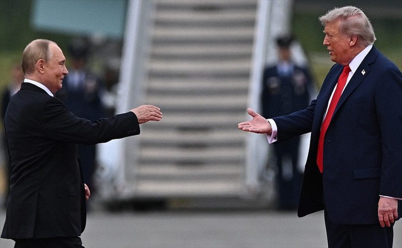 Alaska'da Trump-Putin Zirvesi: Tokalaşarak karşıladılar - Resim : 6