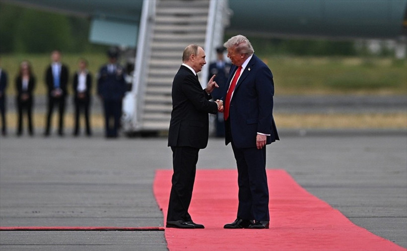 Alaska'da Trump-Putin Zirvesi: Tokalaşarak karşıladılar - Resim : 2