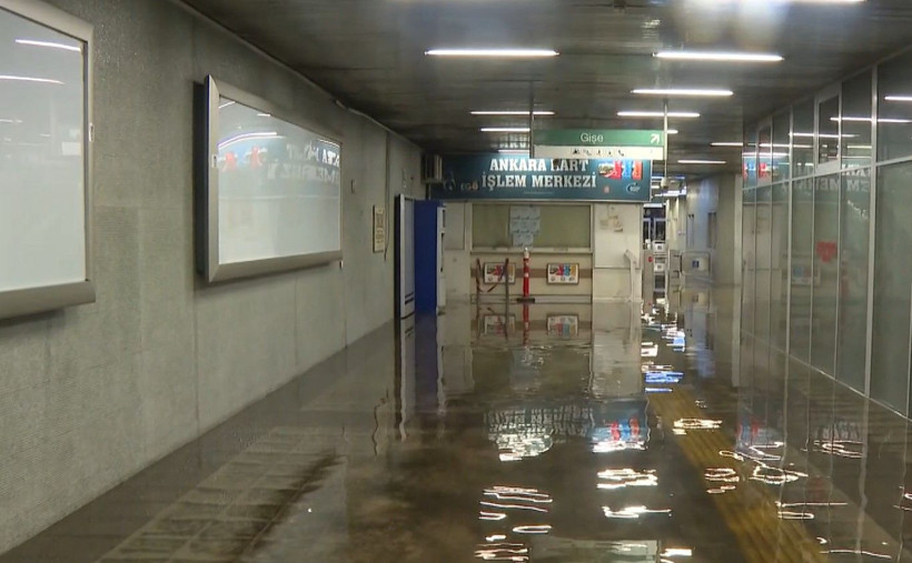 Başkent'i sağanak vurdu! Metroyu su bastı, merdivenler şelaleye döndü - Resim: 7