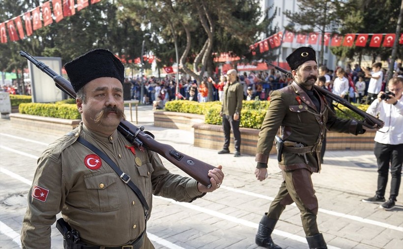 Türkiye iliklerine kadar Cumhuriyet'i kutluyor! Nereye baksan kırmızı-beyaz! 🤍❤️Meydanlarda 7'den 70'e 100. yıl coşkusu - Resim: 55