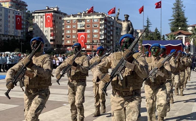 Türkiye iliklerine kadar Cumhuriyet'i kutluyor! Nereye baksan kırmızı-beyaz! 🤍❤️Meydanlarda 7'den 70'e 100. yıl coşkusu - Resim: 380
