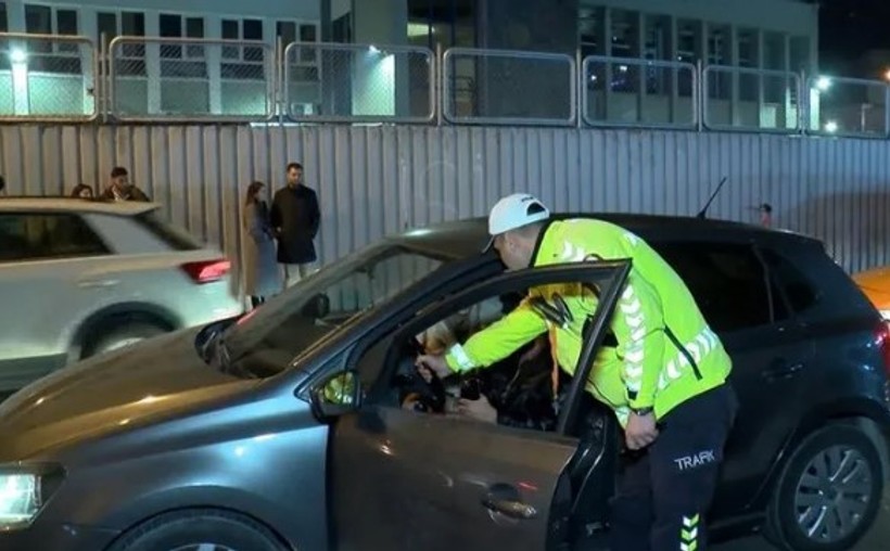 Beşiktaş'ta 2 kadının yılbaşı gecesi yaptıkları şoke etti! Görenlerin ağzı açık kaldı - Resim : 8