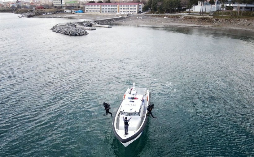 Kurbağa adamlar ve deniz polisleri Van Gölü'nde kaçakçılığa göz açtırmıyor, güvenliği sağlıyor - Resim: 28