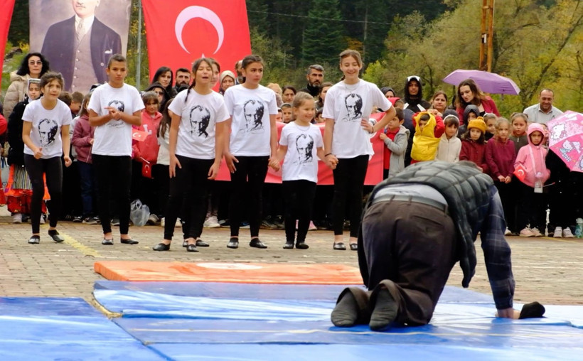 Cumhuriyet Bayramı gösterisinde duygulandıran anlar: Kızı için mindere atladı - Resim: 3