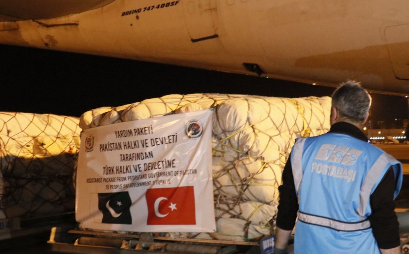 Pakistan’dan Türkiye’ye uçakla çadırlar gelmeye başladı - Resim: 1