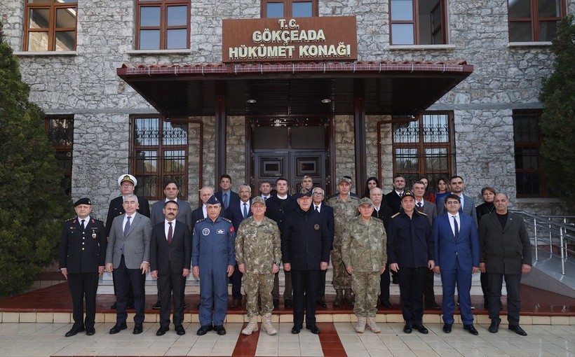 Yunan'a 'ayağını denk al' mesajı! Bakan Akar ve komuta kademesi Gökçeada'da - Resim: 4