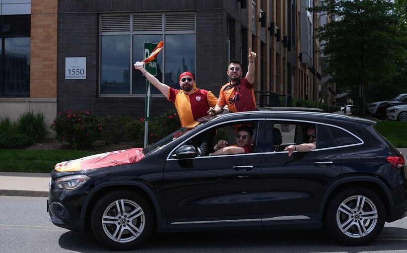 Galatasaraylılar şampiyonluk ruhunu yurt dışında da diri tuttu! Dünyadan kutlamalar objektiflere böyle yansıdı - Resim: 8