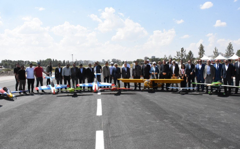 Sivas'ta İHA ve model uçak pisti hizmete girdi - Resim: 1