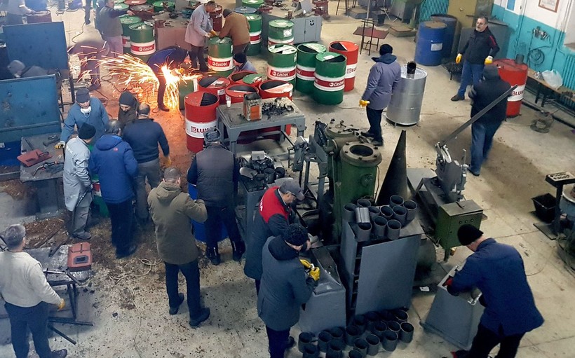 Balıkesir'in meslek lisesi öğretmenleri ve teknisyenleri depremzedeler için soba üretmeye başladı - Resim: 6