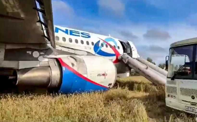 Son Dakika: Rusya'da Soçi'den Omsk'e gitmek için havalanan yolcu uçağı tarlaya acil iniş yaptı - Resim: 7