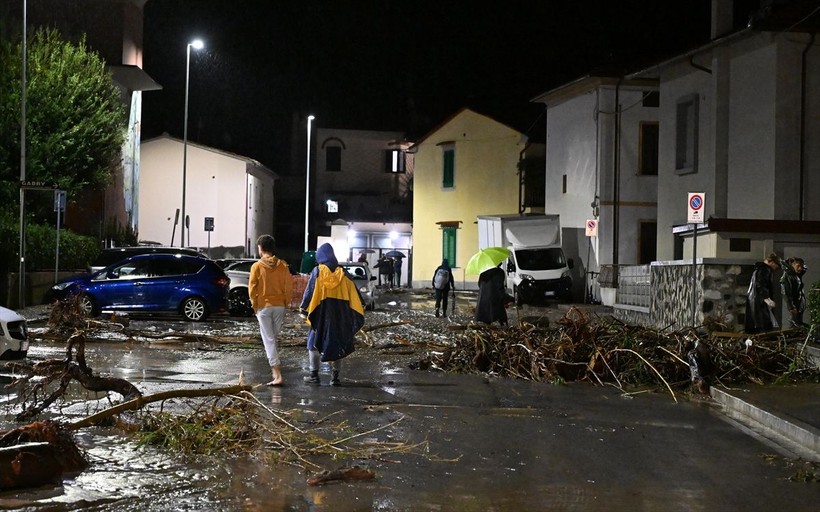 İtalya'da sağanak yağış can aldı! 3 ölü 7 kayıp - Resim: 5