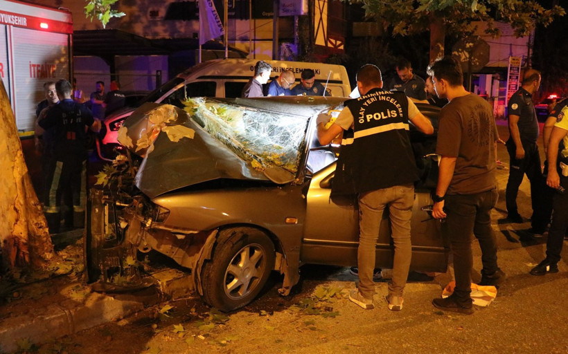 Doğum günü partisinden dönen nişanlı çift ağaca saplanan otomobilde can verdi - Resim : 2