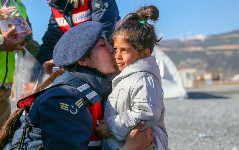 Depremden etkilenen çocukların yaralarını sarmak için kadın jandarma ekipleri, öğretmenler ve gönüllüler oyunlar oynuyor - Resim: 10
