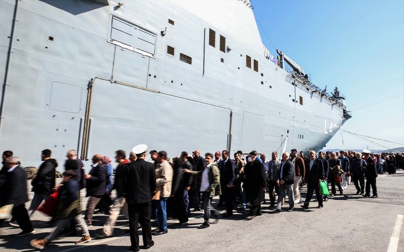 TCG Anadolu Gemisini ziyaret etmek isteyen vatandaşlar Sarayburnu'nda kilometrelerce kuyruk oluşturdu - Resim: 4