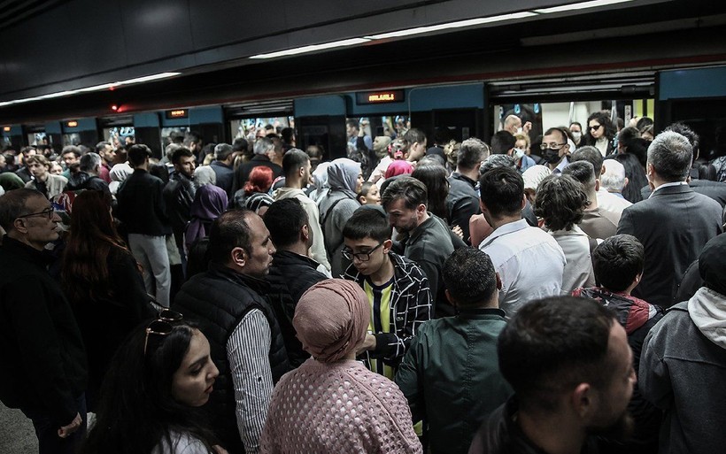 İstanbul'da bayram izdihamı yaşandı! Adım atacak yer kalmadı - Resim: 12