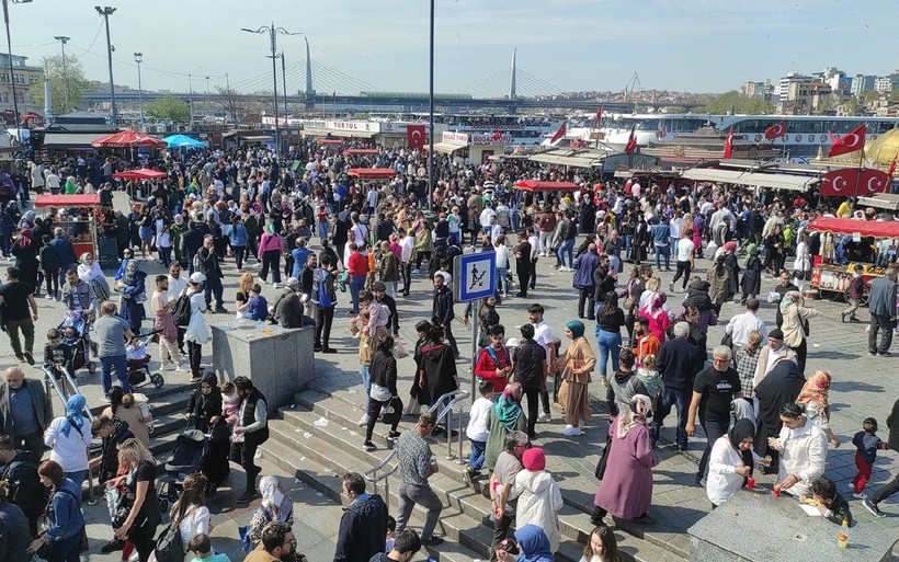 İstanbul'da bayram izdihamı yaşandı! Adım atacak yer kalmadı - Resim: 8