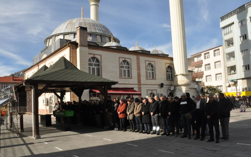 Trabzon'da 7 katlı binanın çatı katından atlayan anaokulu öğretmeni toprağa verildi - Resim: 5