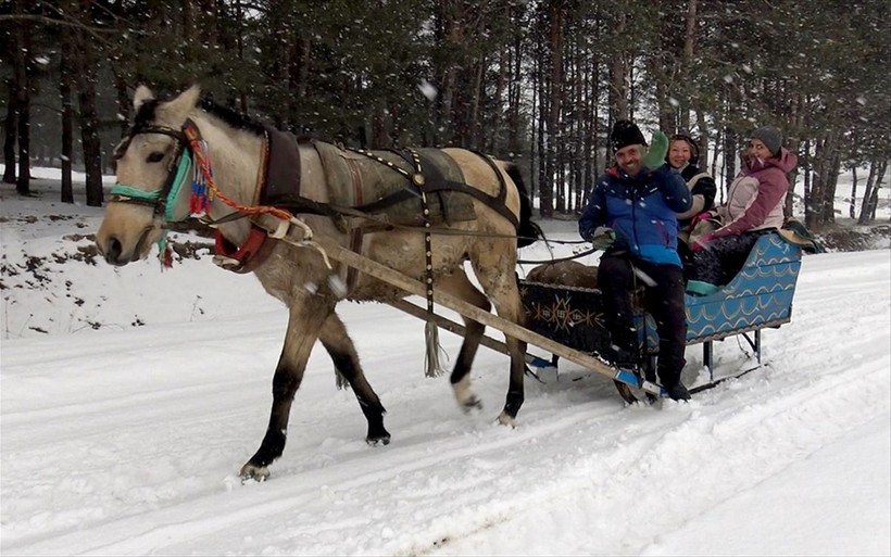 Kar kalınlığının 60 santimetreyi bulduğu Sarıkamış'ta turistler snowboard ve kızak yaptı - Resim: 9