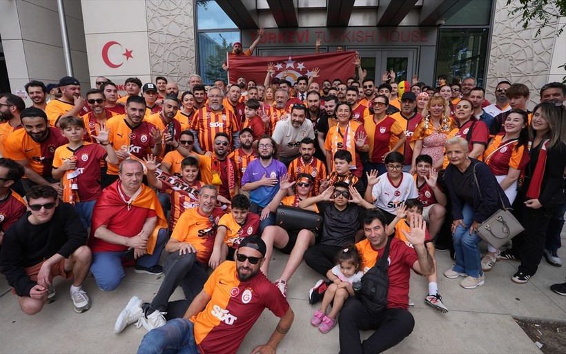 Galatasaraylılar şampiyonluk ruhunu yurt dışında da diri tuttu! Dünyadan kutlamalar objektiflere böyle yansıdı - Resim: 15