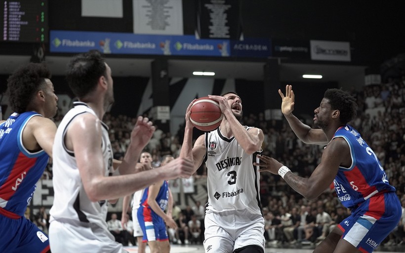 Beşiktaş Fibabanka Anadolu Efes'i devirdi finalde Fenerbahçe Beko'nun rakibi oldu - Resim : 1