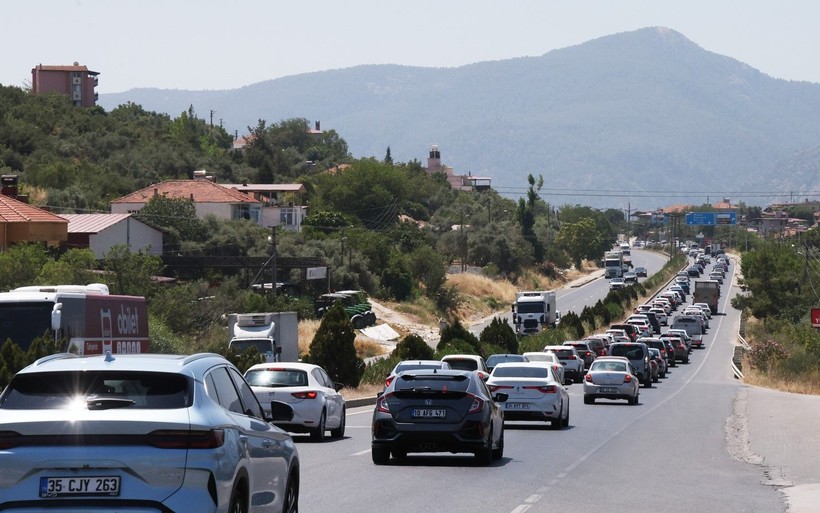 Bir ucu Aydın'da, diğer ucu Muğla’da: Hafta sonu tatilcileri trafiği felç etti - Resim: 1