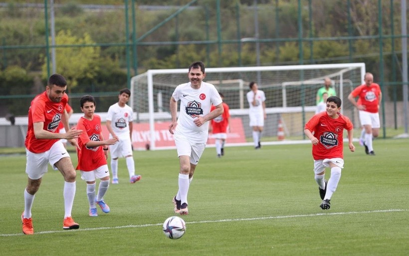 Bakan Kurum ve ünlü futbolcular depremzede çocuklarla maç yaptı - Resim: 3