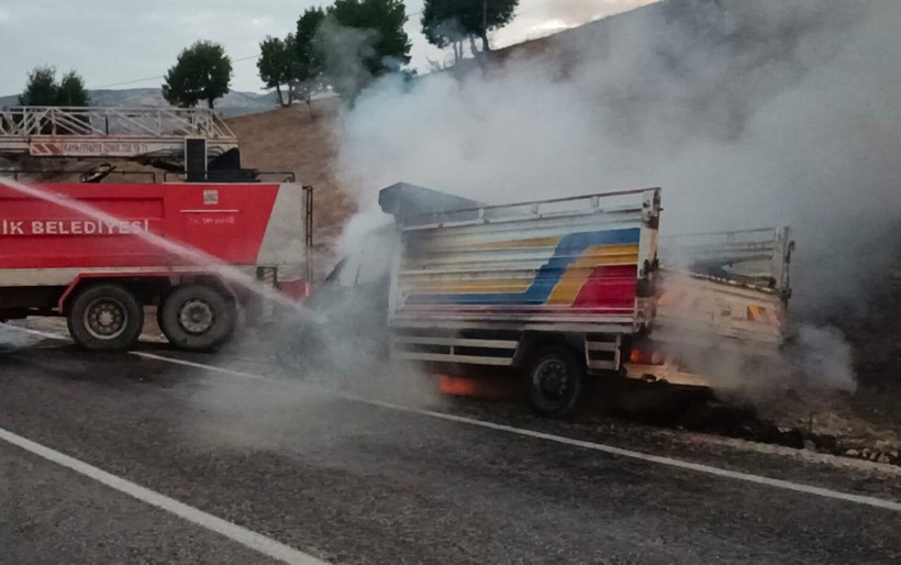 Adıyaman'da 3 kişi yanan kamyonetten son anda çıktı - Resim : 1