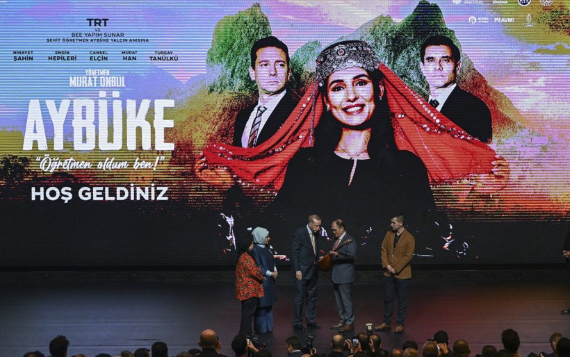 Cumhurbaşkanı Recep Tayyip Erdoğan 'Aybüke' filminin galasına katıldı! Bağlaması Cumhurbaşkanı Erdoğan'a emanet - Resim: 35