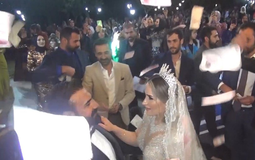 Bir aşiret düğünü klasiği! Geline 15 milyonluk altın takıldı, paralar başlarında uçuştu - Resim: 12