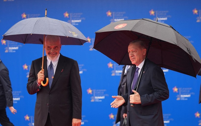 Tiran'daki zirveye damga vuran görüntü! Edi Rama Meloni'yi kırmızı halıda diz çökerek karşıladı - Resim: 1