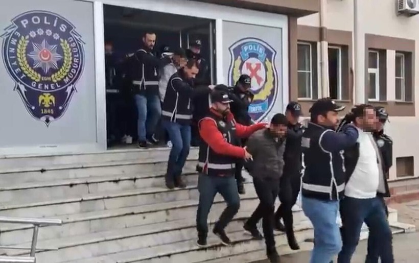 Balıkesir'in Edremit ilçesinde G.A.'nın şikayeti üzerine çiftlik evi mafyası çökertilmişti! Baltalı sapık Rabia Dilruba Candaş paket oldu - Resim: 5