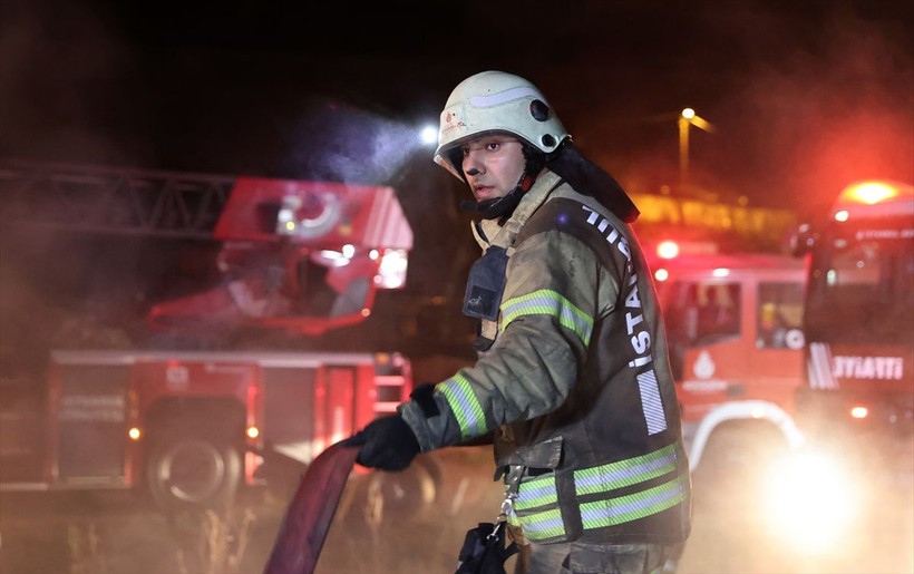 Tuzla Aydınlı Mahallesi'nde seralar bölgesinde bulunan bir depoda çıkan yangın çevredeki seralara da büyük zarar verdi - Resim: 7