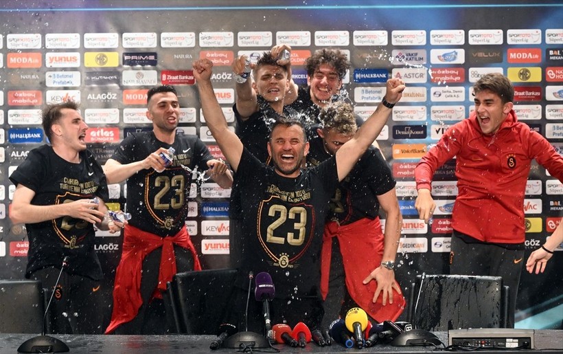 Galatasaray'ın yıldızlarından basın toplantısındaki Okan Buruk'a şampiyonluk sürprizi! - Resim: 3