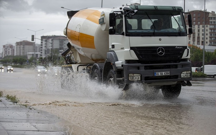 Meteoroloji'nin uyardığı Ankara'ya ceviz büyüklüğünde dolu yağdı! Yurt genelinde hafta sonu hava nasıl olacak? Birçok ile sağanak ve fırtına uyarısı yapıldı - Resim: 4