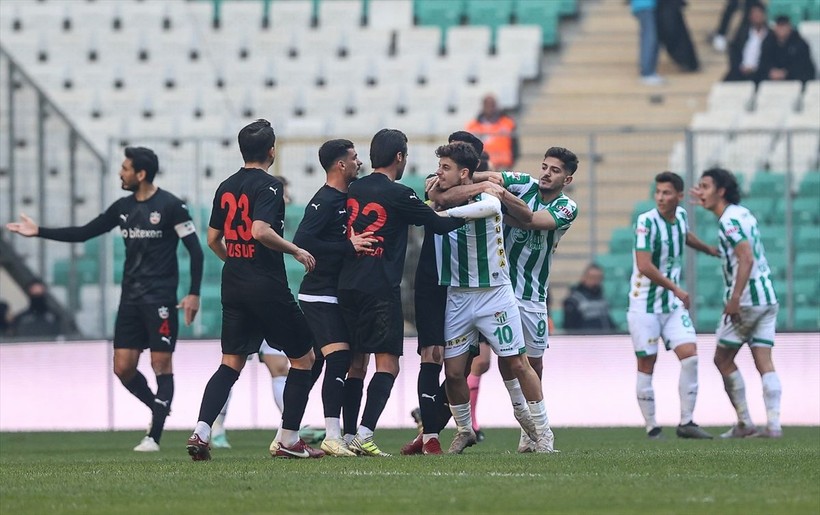 Bursaspor-Diyarbekirspor maçı sonrasında saha karıştı! Savaş alanında 5 kişi kırmızı kart gördü - Resim: 4