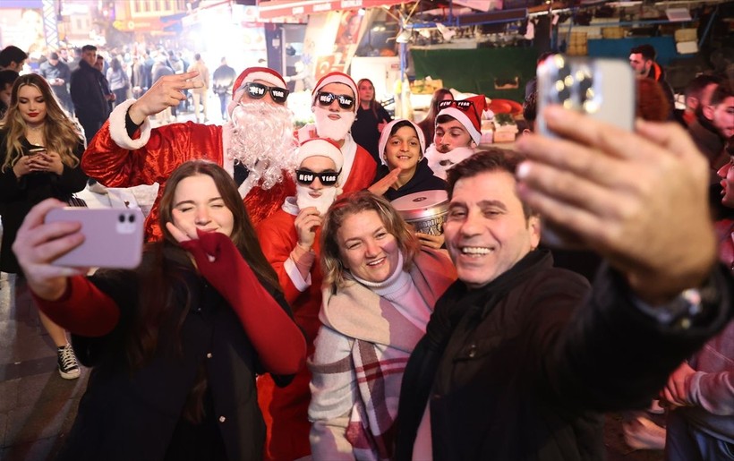 İstanbul yeni yıla ışıl ışıl girdi! Binlerce vatandaş cadde ve sokaklara akın etti - Resim: 34