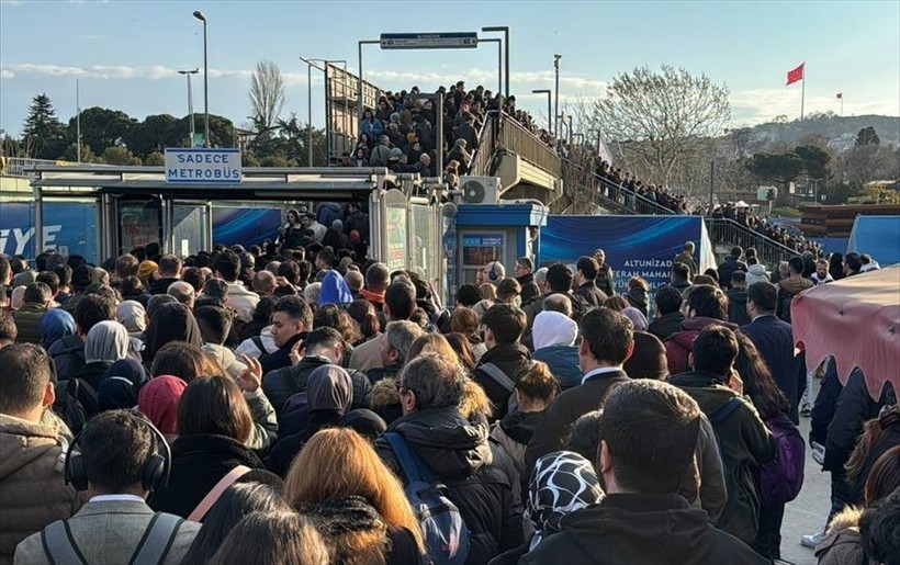 İstanbullunun bitmek bilmeyen ızdırabı! Altunizade'de metrobüs arızalandı, kuyruğun sonu görünmüyor - Resim: 4